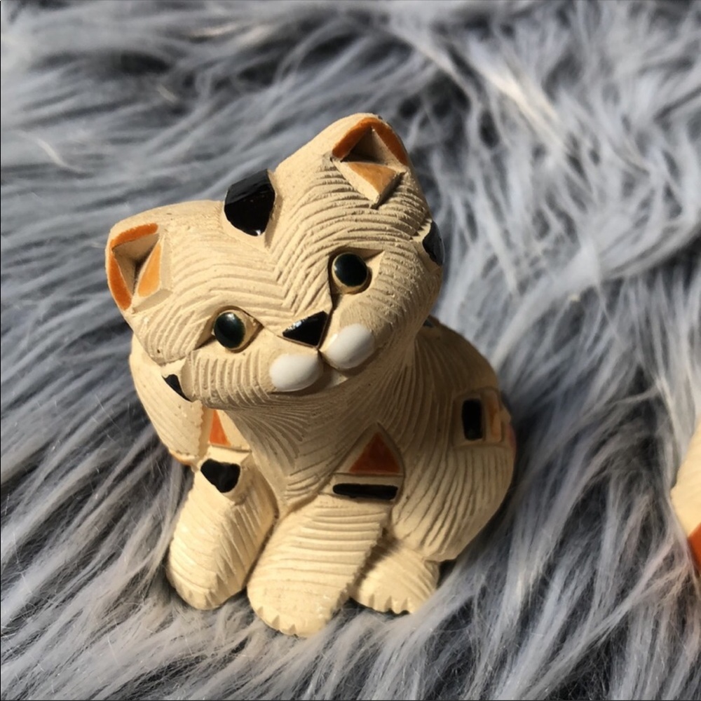 Sitting up figurine